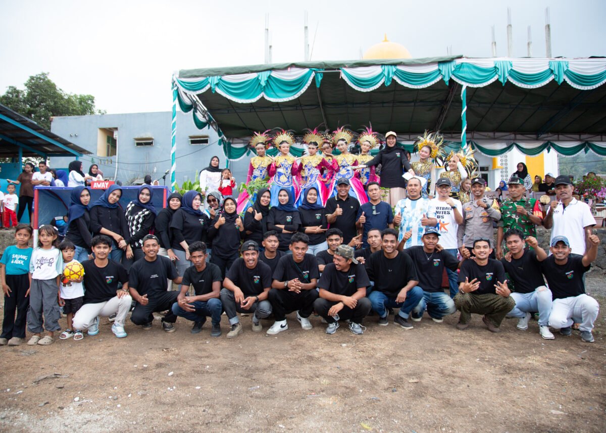 Foto: Bersama panitia pelaksana kegiatan turnamen gawang sedang pemuda Cup I Kelurahan Sasa dan Wakil Walikota Ternate, Bay: Fotografer Remaja Merdeka Foto